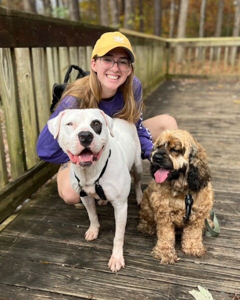 Ce jeune chien au refuge trouve enfin une famille qui l’adopte et s’endort avec un large sourire