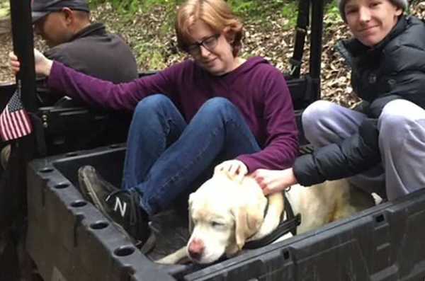 Cette chienne âgée et aveugle a disparu en forêt depuis 1 semaine, un miracle se produit