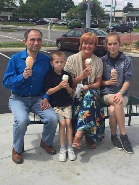 Elle a suivi son instinct, a pris une photo de cette famille puis a reçu un message qui a changé sa vie