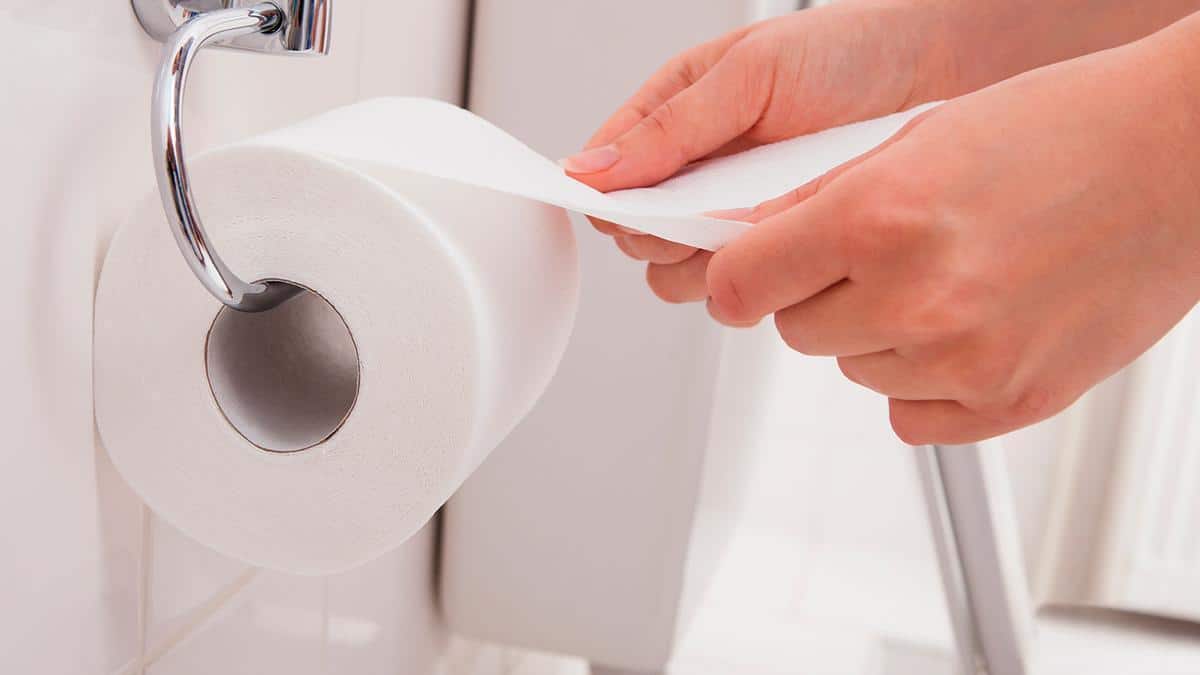 L'étrange raison pour laquelle de plus en plus de gens brûlent du papier toilette dans la salle de bain