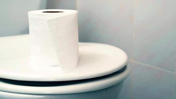 L'étrange raison pour laquelle de plus en plus de gens brûlent du papier toilette dans la salle de bain