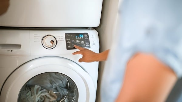 1 cuillère à soupe de cet ingrédient de cuisine dans votre machine à laver et oubliez les vêtements durs et froissés