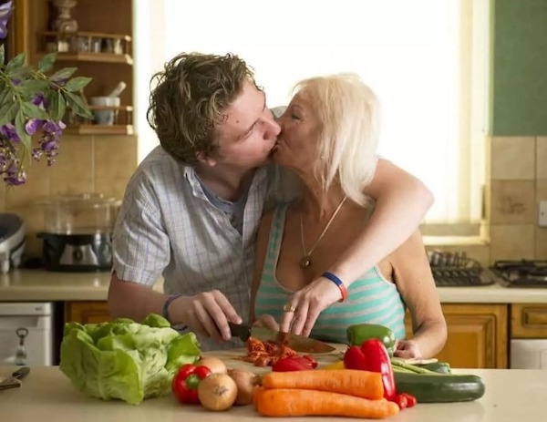 À 55 ans, je n'aurais jamais imaginé que rencontrer un jeune de 20 ans changerait ma vie