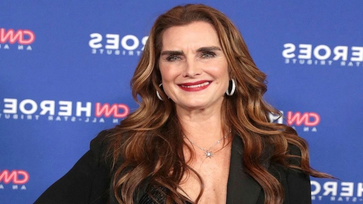 Brooke Shields rayonne sur le tapis rouge new-yorkais, main dans la main avec sa fille