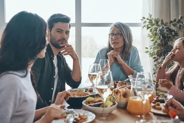 Comment la visite surprise de ma belle-mère a bouleversé notre repas familial