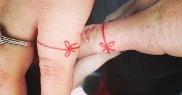 Découvrez la signification fascinante derrière le tatouage de fils rouges