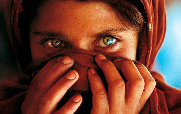 Découvrez l'incroyable transformation de "l'Afghane aux yeux verts" qui a captivé le monde il y a 39 ans