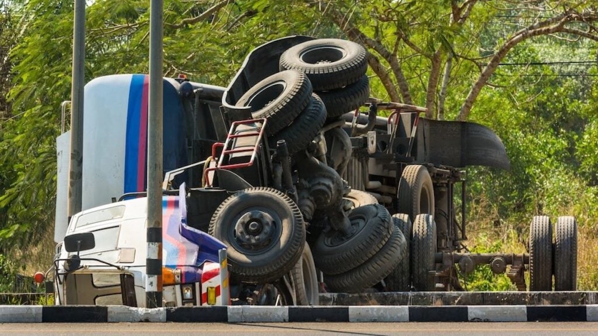 Des images captivantes d'un camion renversé sur l'A7, provoquant un accident avec 8 blessés