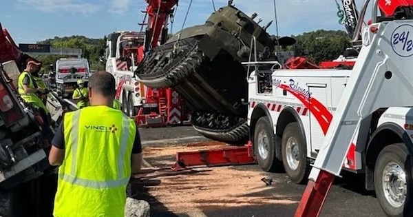 Des images captivantes d'un camion renversé sur l'A7