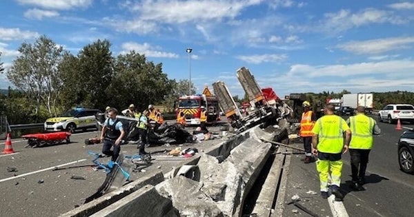 Des images captivantes d'un camion renversé sur l'A7, provoquant un accident avec 8 blessés