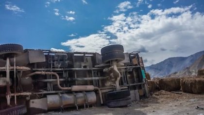 Des images captivantes d'un camion renversé sur l'A7, provoquant un accident avec 8 blessés