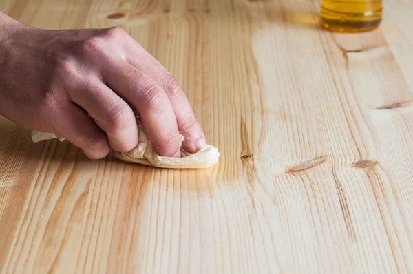 Dites adieu aux rayures du bois pour toujours avec ce puissant ingrédient de cuisine