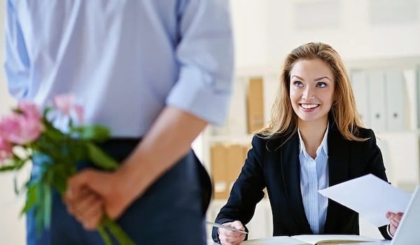 Il trompe sa femme avec sa secrétaire, mais le karma ne le loupe pas