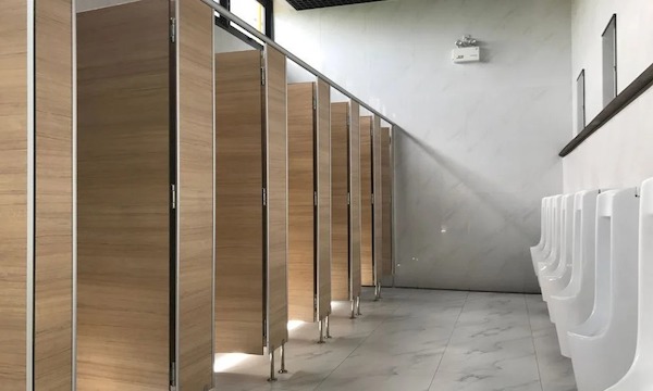 La raison surprenante pour laquelle les portes des toilettes publiques ne touchent pas le sol