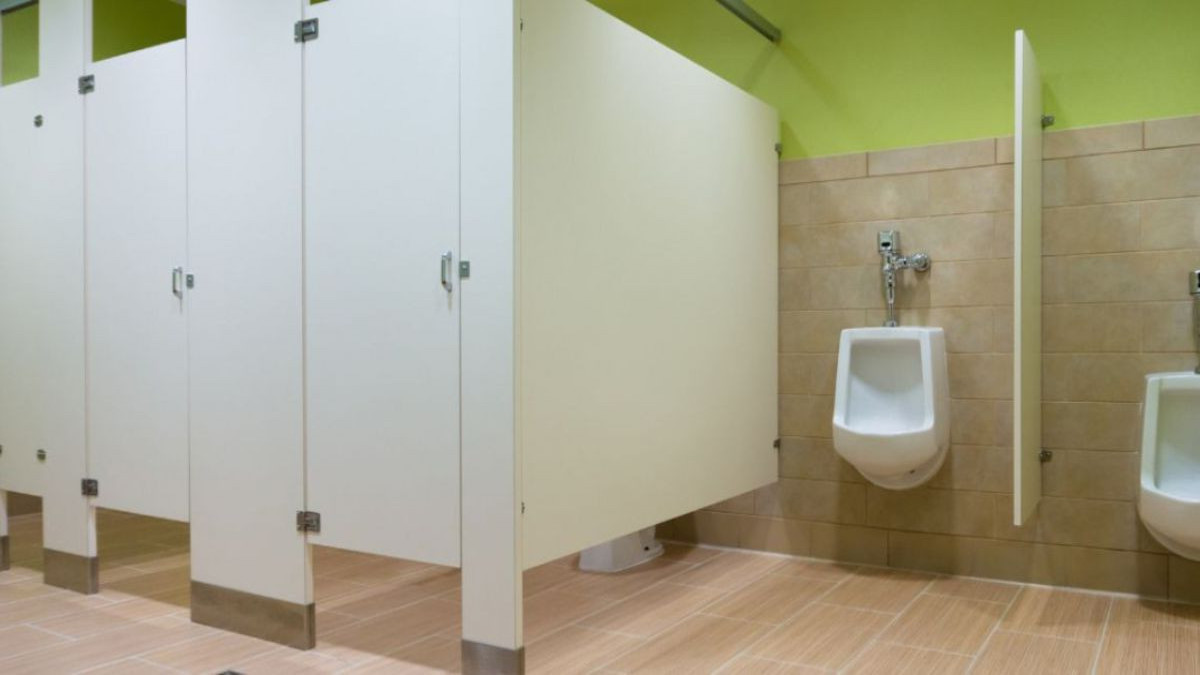 La raison surprenante pour laquelle les portes des toilettes publiques ne touchent pas le sol