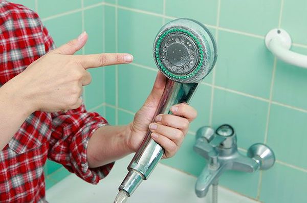 L'astuce parfaite pour nettoyer la pomme de douche sans laisser de traces et de bactéries