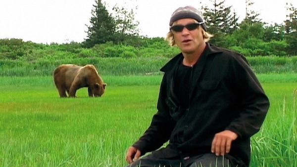 Les derniers instants d'un couple dévoré par un ours devant la caméra