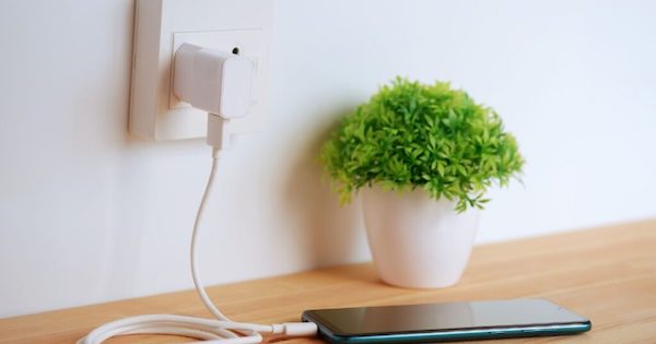 Les risques surprises : que se passe-t-il lorsque vous laissez un chargeur de téléphone branché ?