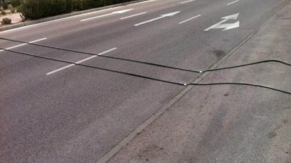 L’utilité surprenante des câbles noirs que vous croisez sur les routes françaises