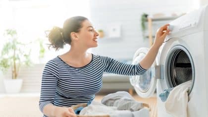 Mettez un verre de cet ingrédient de cuisine dans la machine à laver et économisez la moitié de votre facture