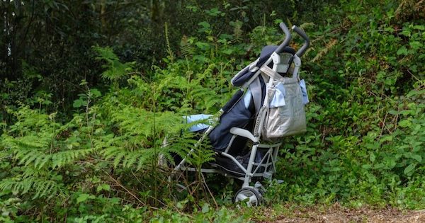 Ne sortez pas de votre voiture si vous croisez une poussette laissée sur le bord de la route ! Votre sécurité en dépend