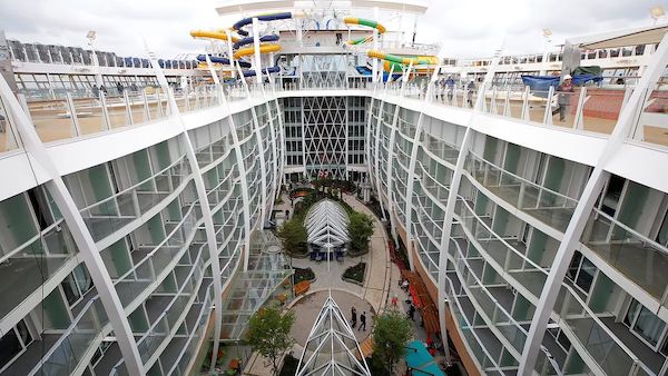 Tragédie : un enfant perd la vie après être tombé d'un bateau de croisière