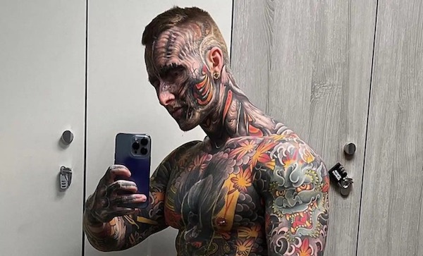 Tristan Weigelt : découvrez le parcours d'un tatoueur qui a encré 95 % de son corps et révèle son ancienne apparence