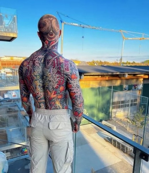 Tristan Weigelt : découvrez le parcours d'un tatoueur qui a encré 95 % de son corps et révèle son ancienne apparence