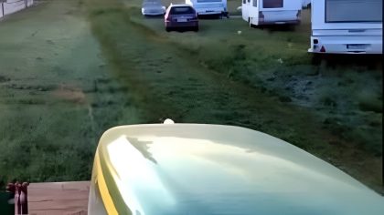 Un agriculteur surprend des gitans dans son champ avec son tracteur : un moment hors du commun