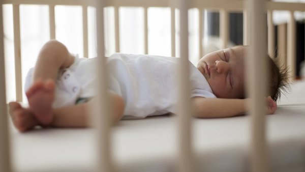 Un drame inévitable : un bébé de 10 mois perd la vie dans son berceau, le fabricant tenu responsable