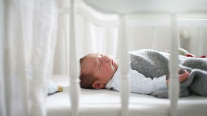 Un drame inévitable : un bébé de 10 mois perd la vie dans son berceau, le fabricant tenu responsable