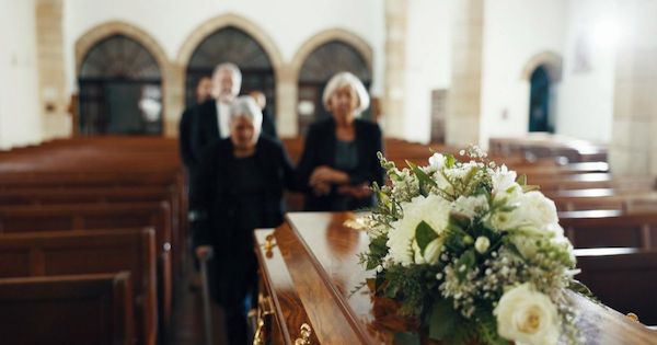 Un mari avare souhaite être inhumé avec sa fortune, découvrez la réaction surprenante de sa veuve