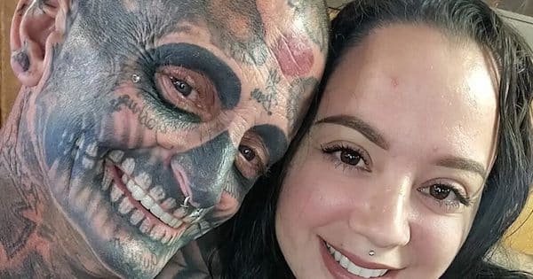 Un père fortement tatoué fait face à des réactions négatives de la part de gens qui pensent qu'il est un père horrible, puis sa femme révèle