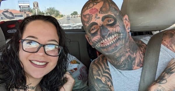 Un père fortement tatoué fait face à des réactions négatives de la part de gens qui pensent qu'il est un père horrible, puis sa femme révèle