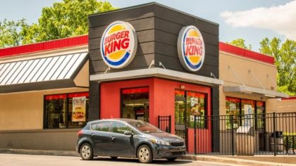 Une mère découvre une surprise inquiétante en achetant un burger pour sa fille au fast-food