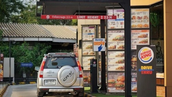 Une mère découvre une surprise inquiétante en achetant un burger pour sa fille au fast-food