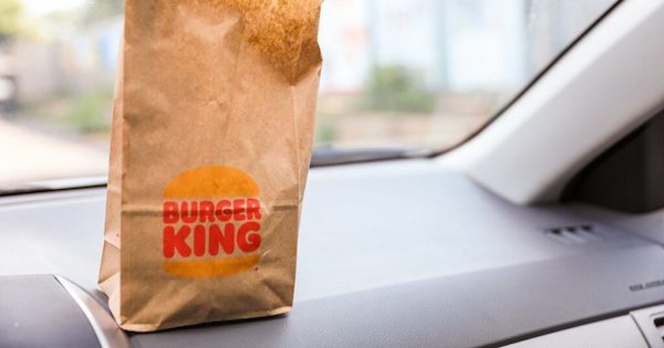 Une mère découvre une surprise inquiétante en achetant un burger pour sa fille au fast-food