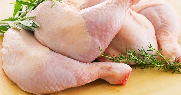 Une mère poste une photo dégoûtante d'une poitrine de poulet qui se déchiquette en spaghetti