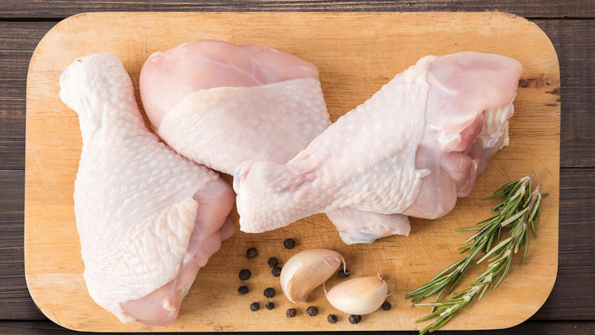 Une mère poste une photo dégoûtante d'une poitrine de poulet qui se déchiquette en spaghetti