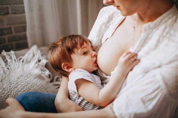 Victime de critiques après avoir partagé une photo d'allaitement en public, cette maman s'exprime