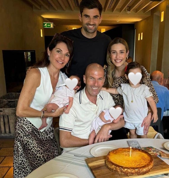 Zinedine Zidane célèbre une double réjouissance : un nouveau membre dans la famille