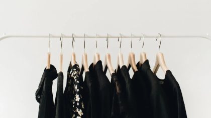 Vêtements neufs : est-il vraiment nécessaire de les laver avant de les porter ?