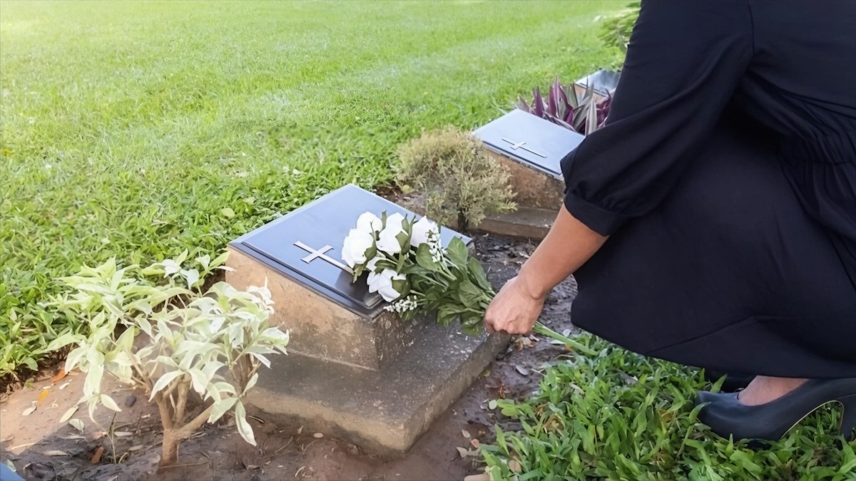 Une jeune veuve venait arroser les fleurs de la tombe de son mari, en partant, elle s'assurait de ne jamais tourner le dos : la raison de ce geste