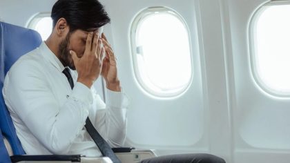 Un homme fortuné ridiculise une femme en surpoids dans l'avion, jusqu'à ce que la voix du capitaine le fasse réfléchir