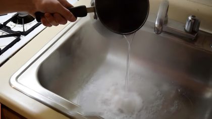 Attention : les dangers de verser de l'eau bouillante dans l'évier