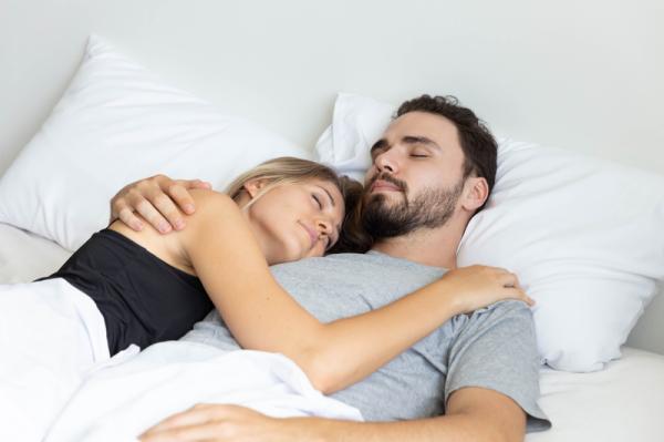 Découvrez ce que vos positions de sommeil révèlent sur votre relation