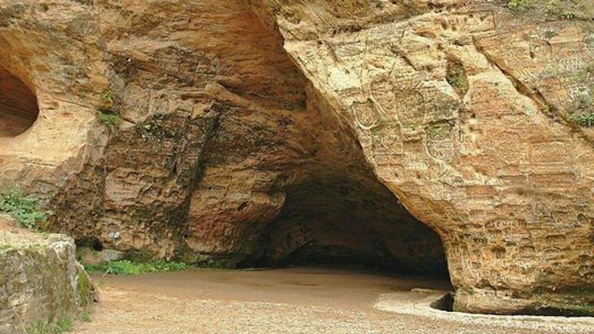 Découvrez la vie fascinante d'un homme et de son chien, isolés dans une grotte depuis 25 ans ! Oserez-vous entrer ?