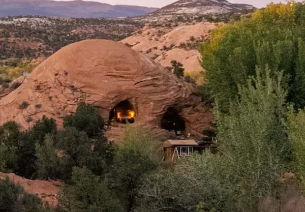 Découvrez la vie fascinante d'un homme et de son chien, isolés dans une grotte depuis 25 ans ! Oserez-vous entrer ?