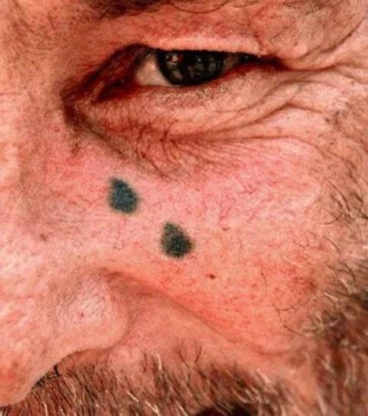 Éloignez-vous rapidement si vous croisez des personnes avec ces tatouages