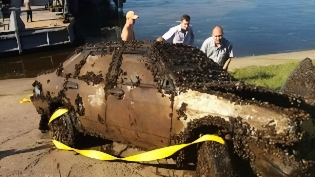 Il a accidentellement trouvé une voiture au fond de la rivière et a appelé la police